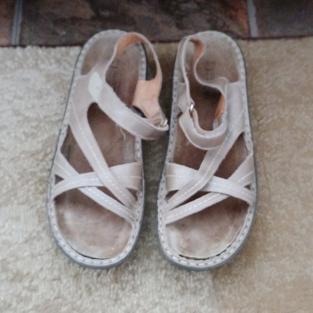Naot genuine leather beige sandals